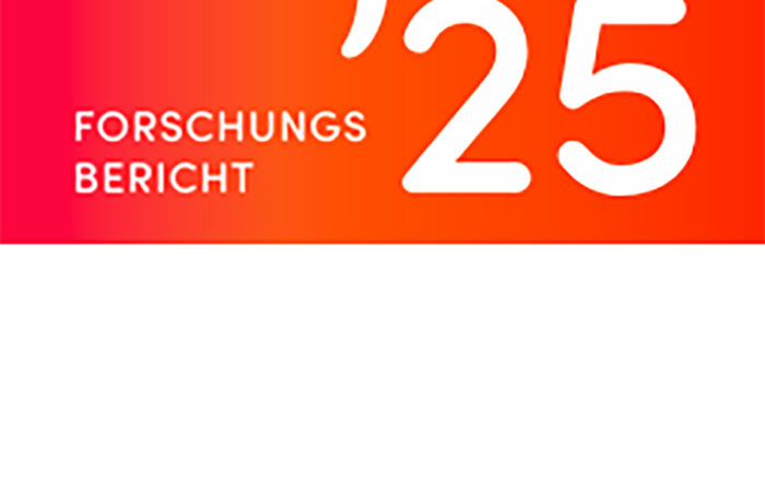 Umschlag eines Berichts mit einem rot-orangefarbenen Hintergrund. Der weiße Text lautet "Forschungsbericht '25 - Automatisch gespeicherter Entwurf". Am unteren Rand erscheinen das Logo und der Text "Hochschule Coburg" in Rot. at Hochschule Coburg