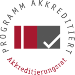 Logo des Akkreditierungsrats mit einem rot-grauen Balken, einem weißen Häkchen sowie den Schriftzügen „PROGRAMM AKKREDITIERT“ und „Akkreditierungsrat“ in kreisförmiger Anordnung, das dessen Bedeutung für Wirtschaft und Hochschulqualität unterstreicht. at Hochschule Coburg