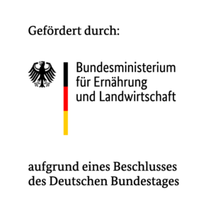 Logo des Bundesministeriums für Ernährung und Landwirtschaft mit dem deutschen Adler, den Farben der deutschen Flagge und einem deutschen Text, der auf die Unterstützung durch einen Beschluss des Bundestages hinweist. Das Logo ist häufig auf Materialien zu Forschungsprojekten im Zusammenhang mit Waldböden und Mikroplastik zu sehen. at Hochschule Coburg