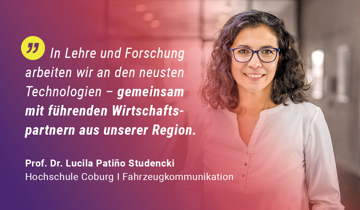 Eine Frau mit Brille lächelt in die Kamera. Ein Zitat neben ihr beschreibt, wie ihre Professur ihren Karriereweg geprägt hat, indem sie in Lehre und Forschung mit führenden regionalen Partnern aus der Wirtschaft zusammenarbeitet. Darunter stehen ihr Name, Prof. Dr. Lucila Patiño Studencki, und ihre Zugehörigkeit zur Hochschule Coburg. at Hochschule Coburg