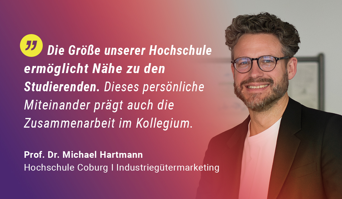 Ein Mann mit Brille und Bart steht in einem Raum und lächelt. Neben ihm ist ein Zitat auf Deutsch zu sehen, in dem es um enge Beziehungen zu den Studierenden, Teamarbeit an der Hochschule Coburg und darum geht, wie diese Erfahrungen seinen Karriereweg hin zur Professur geprägt haben; außerdem sind sein Name und sein Titel angegeben. at Hochschule Coburg