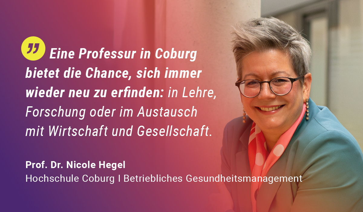 Eine lächelnde Person mit kurzen Haaren und Brille sitzt in einem Raum. Der Text auf Deutsch befasst sich mit den Möglichkeiten an der Universität Coburg und hebt dabei Lehre, Forschung sowie den Austausch mit Wirtschaft und Gesellschaft hervor – einschließlich Einblicken in die „Karriereweg-Professur“. Name: Prof. Dr. Nicole Hegel. at Hochschule Coburg