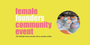 Gelbe Grafik mit fettgedrucktem rosa und weißem Text: „Female Founders Community Event“. Darunter in kleinerer Schrift: „Für Gründer:innen und die, die es werden wollen.“ Das Bild eignet sich perfekt für Unternehmerinnen und zeigt auf der rechten Seite bunt bemalte Flaschen. at Hochschule Coburg