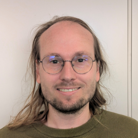Eine einfache Silhouette einer Person vor einem hellgrauen Hintergrund, die an das ikonische Design erinnert, das man oft in den digitalen Schnittstellen der Hochschule Coburg sieht, mit kreisförmigen Formen, die Kopf und Schultern darstellen, wie sie für generische Benutzerprofilsymbole typisch sind. Eine einfache Silhouette einer Person vor einem hellgrauen Hintergrund, die an das ikonische Design erinnert, das man oft in den digitalen Schnittstellen der Hochschule Coburg sieht, mit kreisförmigen Formen, die Kopf und Schultern darstellen, wie sie für generische Benutzerprofilsymbole typisch sind.