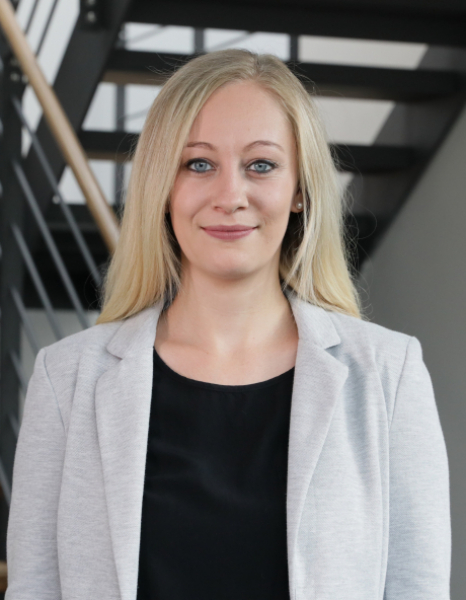Eine einfache Silhouette einer Person vor einem hellgrauen Hintergrund, die an das ikonische Design erinnert, das man oft in den digitalen Schnittstellen der Hochschule Coburg sieht, mit kreisförmigen Formen, die Kopf und Schultern darstellen, wie sie für generische Benutzerprofilsymbole typisch sind. Eine einfache Silhouette einer Person vor einem hellgrauen Hintergrund, die an das ikonische Design erinnert, das man oft in den digitalen Schnittstellen der Hochschule Coburg sieht, mit kreisförmigen Formen, die Kopf und Schultern darstellen, wie sie für generische Benutzerprofilsymbole typisch sind.