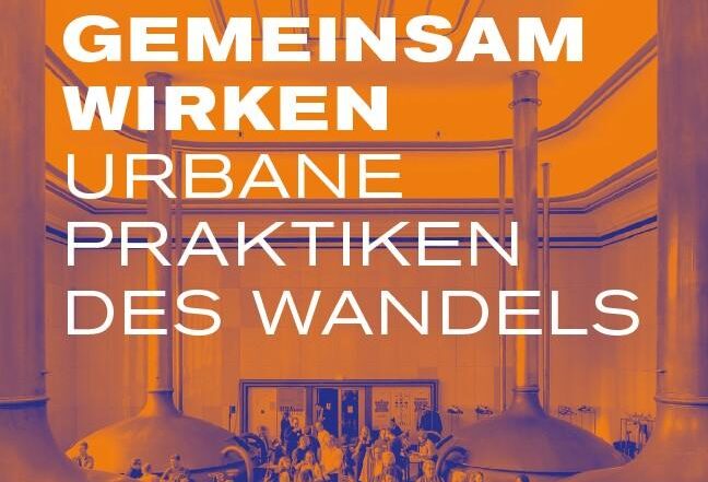Große Braukessel in einer Halle, unter denen sich eine Menschenmenge versammelt hat. Über einem orangefarbenen Bild ist der deutsche Text „GEMEINSAM WIRKEN – URBANE PRAKTIKEN DES WANDELS“ zu lesen, der innovative Forschung und urbane Praktiken für zukunftssichere Städte hervorhebt. at Hochschule Coburg