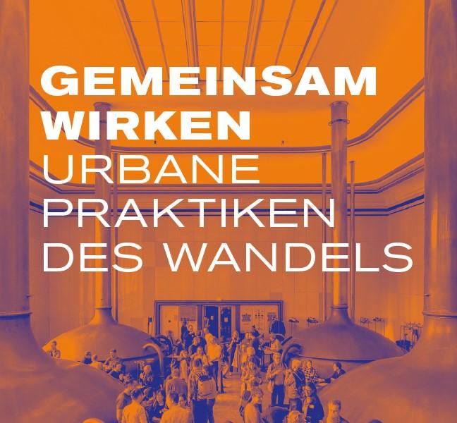 Große Braukessel in einer Halle, unter denen sich eine Menschenmenge versammelt hat. Über einem orangefarbenen Bild ist der deutsche Text „GEMEINSAM WIRKEN – URBANE PRAKTIKEN DES WANDELS“ zu lesen, der innovative Forschung und urbane Praktiken für zukunftssichere Städte hervorhebt. at Hochschule Coburg