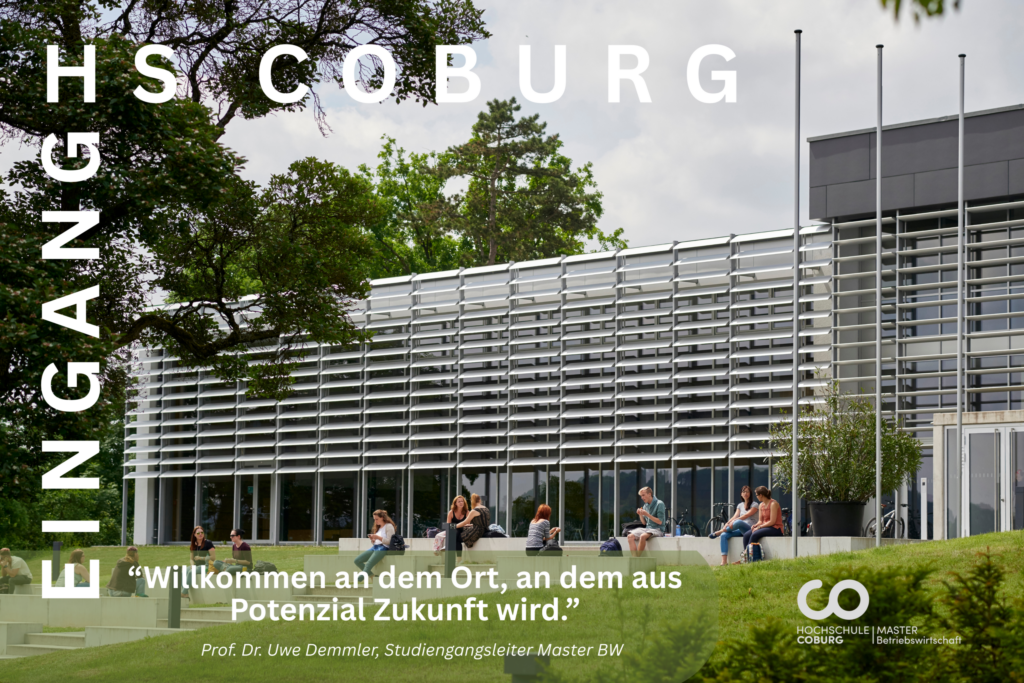 Modernes Campusgebäude mit großen Glasfenstern und Menschen, die draußen auf Bänken sitzen; einige von ihnen sind in ein Gespräch über Betriebswirtschaft vertieft. Der Text lautet: „Willkommen an dem Ort, an dem aus Potenzial Zukunft wird.“ Vertikaler Text: „Eingang HS Coburg.“. at Hochschule Coburg