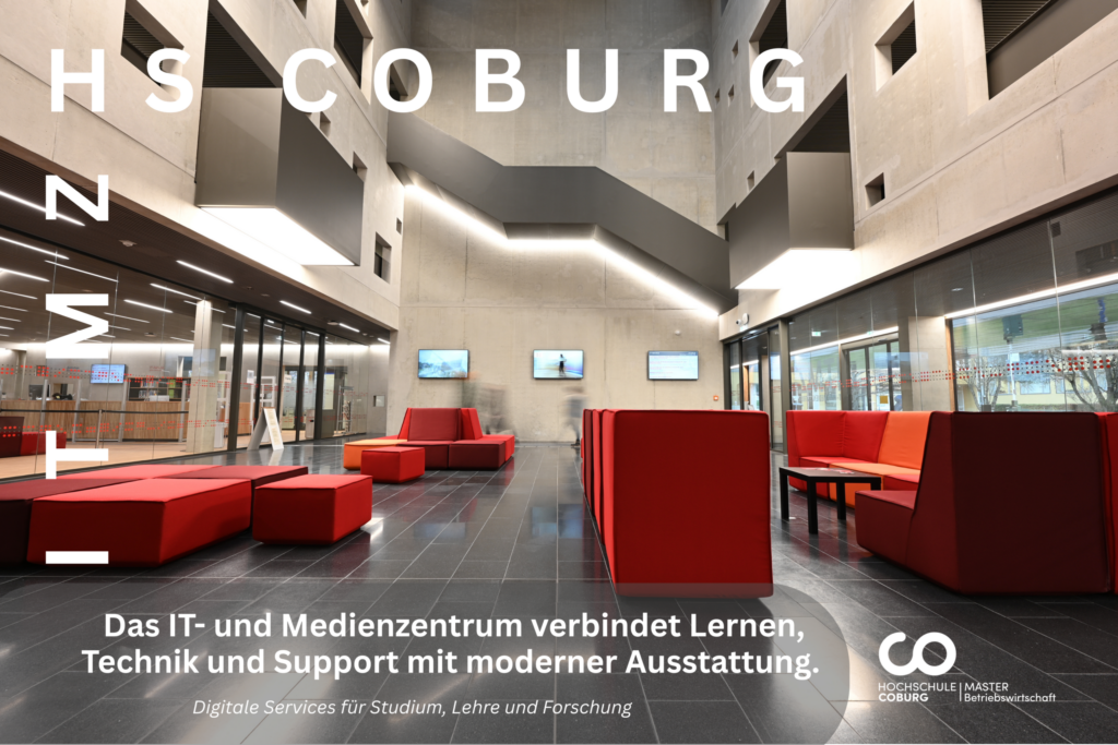 Modernes Interieur eines IT- und Medienzentrums einer Universität mit roten Sitzgelegenheiten, Glaswänden und Betonakzenten. Große Fenster lassen Tageslicht herein. Ein Text in deutscher Sprache beschreibt die Einrichtung, ihre Dienstleistungen und hebt die Ressourcen hervor, die Studierenden der Betriebswirtschaftslehre zur Verfügung stehen. at Hochschule Coburg