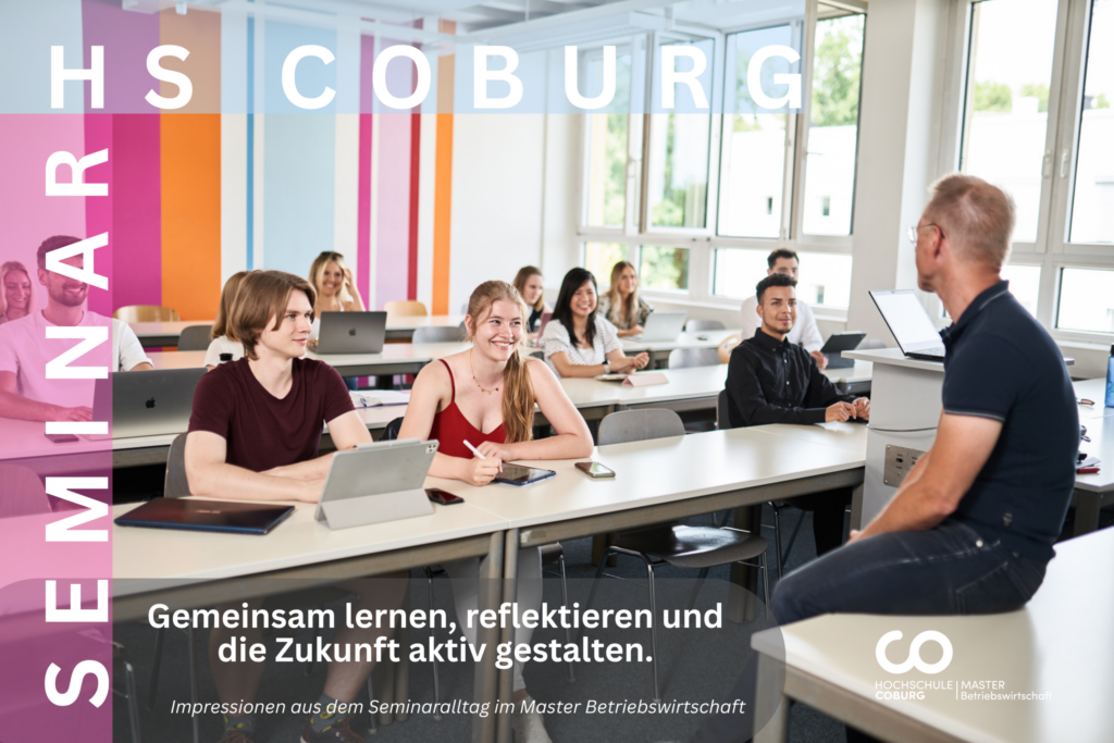 Ein Professor spricht zu einer Gruppe von Studierenden, die an Schreibtischen in einem hellen, modernen Hörsaal sitzen. Die Studierenden sind aufmerksam und lächeln. Der Text wirbt für ein Masterseminar in Betriebswirtschaft an der Hochschule Coburg. at Hochschule Coburg