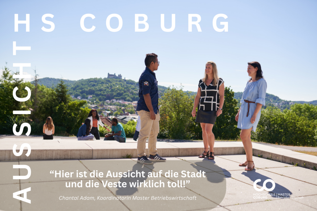 Drei Personen unterhalten sich im Freien auf einer Treppe mit Blick auf eine Stadtlandschaft, in der sich in der Ferne eine Festung auf einem Hügel abzeichnet. Der Text auf Deutsch lautet: „Hier ist die Aussicht auf die Stadt und die Veste wirklich toll!“ Das Bild wirbt für die Hochschule Coburg und hebt das pulsierende Campusleben für Studierende der Betriebswirtschaftslehre hervor. at Hochschule Coburg