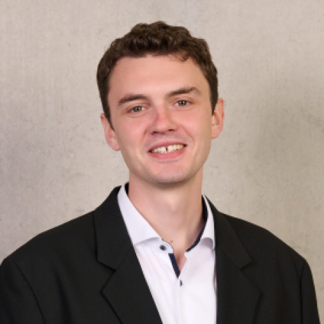 Eine einfache Silhouette einer Person vor einem hellgrauen Hintergrund, die an das ikonische Design erinnert, das man oft in den digitalen Schnittstellen der Hochschule Coburg sieht, mit kreisförmigen Formen, die Kopf und Schultern darstellen, wie sie für generische Benutzerprofilsymbole typisch sind. Eine einfache Silhouette einer Person vor einem hellgrauen Hintergrund, die an das ikonische Design erinnert, das man oft in den digitalen Schnittstellen der Hochschule Coburg sieht, mit kreisförmigen Formen, die Kopf und Schultern darstellen, wie sie für generische Benutzerprofilsymbole typisch sind.