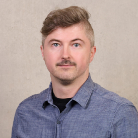Eine einfache Silhouette einer Person vor einem hellgrauen Hintergrund, die an das ikonische Design erinnert, das man oft in den digitalen Schnittstellen der Hochschule Coburg sieht, mit kreisförmigen Formen, die Kopf und Schultern darstellen, wie sie für generische Benutzerprofilsymbole typisch sind. Eine einfache Silhouette einer Person vor einem hellgrauen Hintergrund, die an das ikonische Design erinnert, das man oft in den digitalen Schnittstellen der Hochschule Coburg sieht, mit kreisförmigen Formen, die Kopf und Schultern darstellen, wie sie für generische Benutzerprofilsymbole typisch sind.