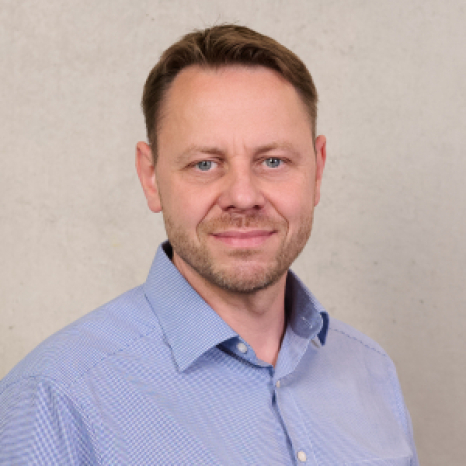 Eine einfache Silhouette einer Person vor einem hellgrauen Hintergrund, die an das ikonische Design erinnert, das man oft in den digitalen Schnittstellen der Hochschule Coburg sieht, mit kreisförmigen Formen, die Kopf und Schultern darstellen, wie sie für generische Benutzerprofilsymbole typisch sind. Eine einfache Silhouette einer Person vor einem hellgrauen Hintergrund, die an das ikonische Design erinnert, das man oft in den digitalen Schnittstellen der Hochschule Coburg sieht, mit kreisförmigen Formen, die Kopf und Schultern darstellen, wie sie für generische Benutzerprofilsymbole typisch sind.