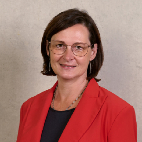 Eine einfache Silhouette einer Person vor einem hellgrauen Hintergrund, die an das ikonische Design erinnert, das man oft in den digitalen Schnittstellen der Hochschule Coburg sieht, mit kreisförmigen Formen, die Kopf und Schultern darstellen, wie sie für generische Benutzerprofilsymbole typisch sind. Eine einfache Silhouette einer Person vor einem hellgrauen Hintergrund, die an das ikonische Design erinnert, das man oft in den digitalen Schnittstellen der Hochschule Coburg sieht, mit kreisförmigen Formen, die Kopf und Schultern darstellen, wie sie für generische Benutzerprofilsymbole typisch sind.