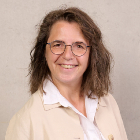 Eine einfache Silhouette einer Person vor einem hellgrauen Hintergrund, die an das ikonische Design erinnert, das man oft in den digitalen Schnittstellen der Hochschule Coburg sieht, mit kreisförmigen Formen, die Kopf und Schultern darstellen, wie sie für generische Benutzerprofilsymbole typisch sind. Eine einfache Silhouette einer Person vor einem hellgrauen Hintergrund, die an das ikonische Design erinnert, das man oft in den digitalen Schnittstellen der Hochschule Coburg sieht, mit kreisförmigen Formen, die Kopf und Schultern darstellen, wie sie für generische Benutzerprofilsymbole typisch sind.