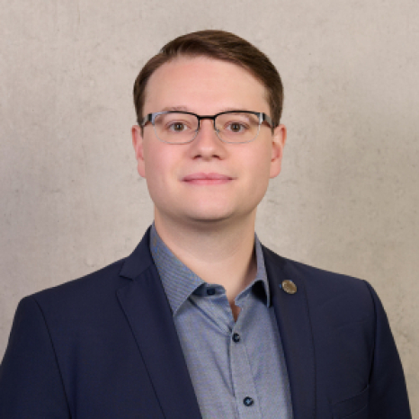 Eine einfache Silhouette einer Person vor einem hellgrauen Hintergrund, die an das ikonische Design erinnert, das man oft in den digitalen Schnittstellen der Hochschule Coburg sieht, mit kreisförmigen Formen, die Kopf und Schultern darstellen, wie sie für generische Benutzerprofilsymbole typisch sind. Eine einfache Silhouette einer Person vor einem hellgrauen Hintergrund, die an das ikonische Design erinnert, das man oft in den digitalen Schnittstellen der Hochschule Coburg sieht, mit kreisförmigen Formen, die Kopf und Schultern darstellen, wie sie für generische Benutzerprofilsymbole typisch sind.