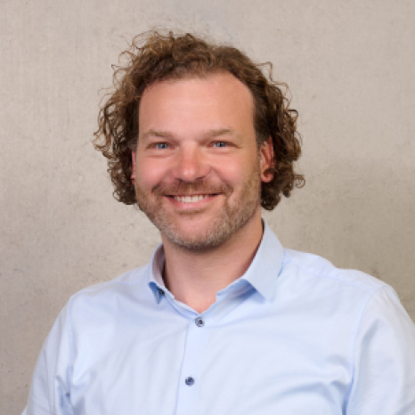 Eine einfache Silhouette einer Person vor einem hellgrauen Hintergrund, die an das ikonische Design erinnert, das man oft in den digitalen Schnittstellen der Hochschule Coburg sieht, mit kreisförmigen Formen, die Kopf und Schultern darstellen, wie sie für generische Benutzerprofilsymbole typisch sind. Michaela Mustermann