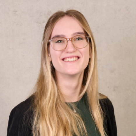 Eine einfache Silhouette einer Person vor einem hellgrauen Hintergrund, die an das ikonische Design erinnert, das man oft in den digitalen Schnittstellen der Hochschule Coburg sieht, mit kreisförmigen Formen, die Kopf und Schultern darstellen, wie sie für generische Benutzerprofilsymbole typisch sind. Eine einfache Silhouette einer Person vor einem hellgrauen Hintergrund, die an das ikonische Design erinnert, das man oft in den digitalen Schnittstellen der Hochschule Coburg sieht, mit kreisförmigen Formen, die Kopf und Schultern darstellen, wie sie für generische Benutzerprofilsymbole typisch sind.