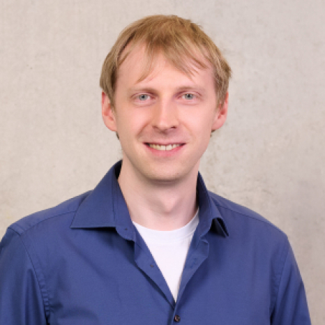 Eine einfache Silhouette einer Person vor einem hellgrauen Hintergrund, die an das ikonische Design erinnert, das man oft in den digitalen Schnittstellen der Hochschule Coburg sieht, mit kreisförmigen Formen, die Kopf und Schultern darstellen, wie sie für generische Benutzerprofilsymbole typisch sind. Eine einfache Silhouette einer Person vor einem hellgrauen Hintergrund, die an das ikonische Design erinnert, das man oft in den digitalen Schnittstellen der Hochschule Coburg sieht, mit kreisförmigen Formen, die Kopf und Schultern darstellen, wie sie für generische Benutzerprofilsymbole typisch sind.