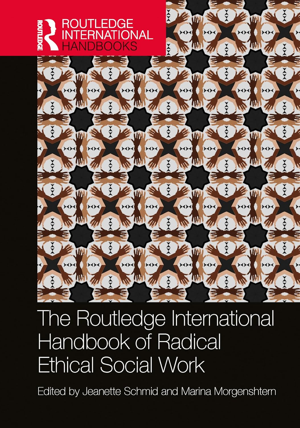 Buchcover für „The Routledge International Handbook of Radical Ethical Social Work“, eine internationale Fachpublikation, mit einem gemusterten Motiv aus Fäusten und Gesichtern sowie markanten roten und schwarzen Farbblöcken. Der von Jeanette Schmid und Marina Morgenstern herausgegebene Band befasst sich mit Sozialarbeit im Kontext ökosozialer Krisen. at Hochschule Coburg