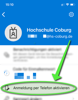 Auf einem Smartphone-Bildschirm ist das Profil der Hochschule Coburg zu sehen, wobei ein grüner Pfeil auf eine grün hervorgehobene Schaltfläche mit der Aufschrift „Anmeldung per Telefon aktivieren“ zeigt, wodurch der sichere Anmeldeprozess mittels Multi-Faktor-Authentifizierung betont wird. at Hochschule Coburg