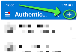 Ein grüner Pfeil zeigt auf ein Plus-Symbol (+) in der oberen rechten Ecke der Benutzeroberfläche einer mobilen App mit der Bezeichnung „Authentic...“ und weist darauf hin, wo Nutzer neue Anmeldedaten hinzufügen oder die Multi-Faktor-Authentifizierung für mehr Sicherheit einrichten können. at Hochschule Coburg