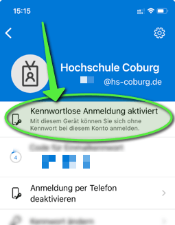 Auf dem Bildschirm eines Smartphones ist eine Benachrichtigung der Hochschule Coburg zu sehen, aus der hervorgeht, dass die passwortlose Anmeldung und die Multi-Faktor-Authentifizierung aktiviert sind; dies ist durch ein grünes Oval und einen Pfeil hervorgehoben. at Hochschule Coburg