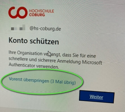 Auf einem Computerbildschirm wird eine Anmeldeaufforderung der Hochschule Coburg angezeigt, mit der Option, die Einrichtung der Multi-Faktor-Authentifizierung zu überspringen. Diese Option ist mit dem Text „Vorerst überspringen (noch 3 Mal möglich)“ in einem grünen Oval hervorgehoben. at Hochschule Coburg
