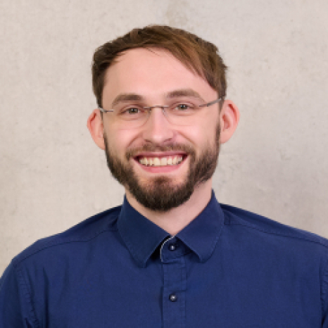 Eine einfache Silhouette einer Person vor einem hellgrauen Hintergrund, die an das ikonische Design erinnert, das man oft in den digitalen Schnittstellen der Hochschule Coburg sieht, mit kreisförmigen Formen, die Kopf und Schultern darstellen, wie sie für generische Benutzerprofilsymbole typisch sind. Eine einfache Silhouette einer Person vor einem hellgrauen Hintergrund, die an das ikonische Design erinnert, das man oft in den digitalen Schnittstellen der Hochschule Coburg sieht, mit kreisförmigen Formen, die Kopf und Schultern darstellen, wie sie für generische Benutzerprofilsymbole typisch sind.