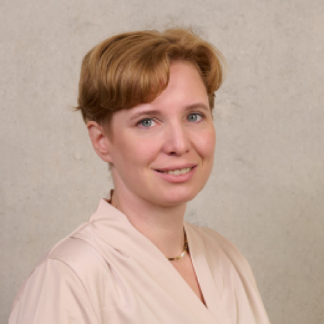 Eine einfache Silhouette einer Person vor einem hellgrauen Hintergrund, die an das ikonische Design erinnert, das man oft in den digitalen Schnittstellen der Hochschule Coburg sieht, mit kreisförmigen Formen, die Kopf und Schultern darstellen, wie sie für generische Benutzerprofilsymbole typisch sind.