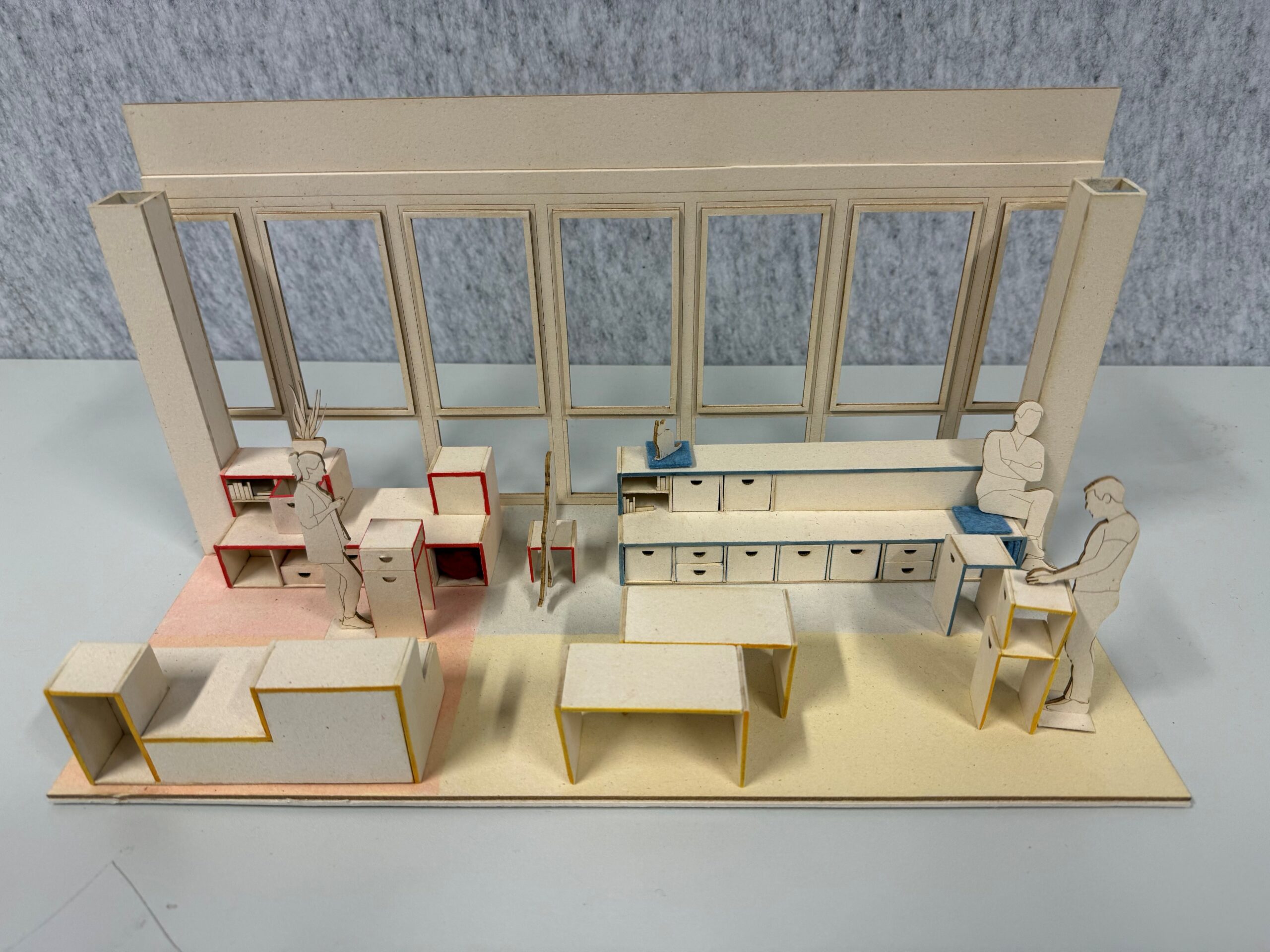 Ein Architekturmodell aus Pappe, das einen automatischen Entwurf eines Klassenzimmers oder einer Büroeinrichtung mit Figuren im Maßstab, Fenstern, Schreibtischen und Aufbewahrungsmöbeln zeigt. at Hochschule Coburg