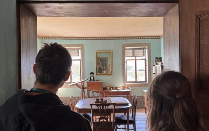 Coburger Studierende standen in einer Tür und blickten in Goethes Arbeitszimmer, in dem ein hölzerner Esstisch und ein gerahmtes Porträt an der Wand zu sehen sind. at Hochschule Coburg