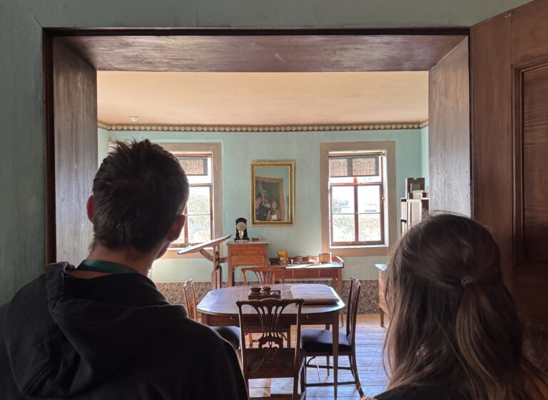 Coburger Studierende standen in einer Tür und blickten in Goethes Arbeitszimmer, in dem ein hölzerner Esstisch und ein gerahmtes Porträt an der Wand zu sehen sind. at Hochschule Coburg