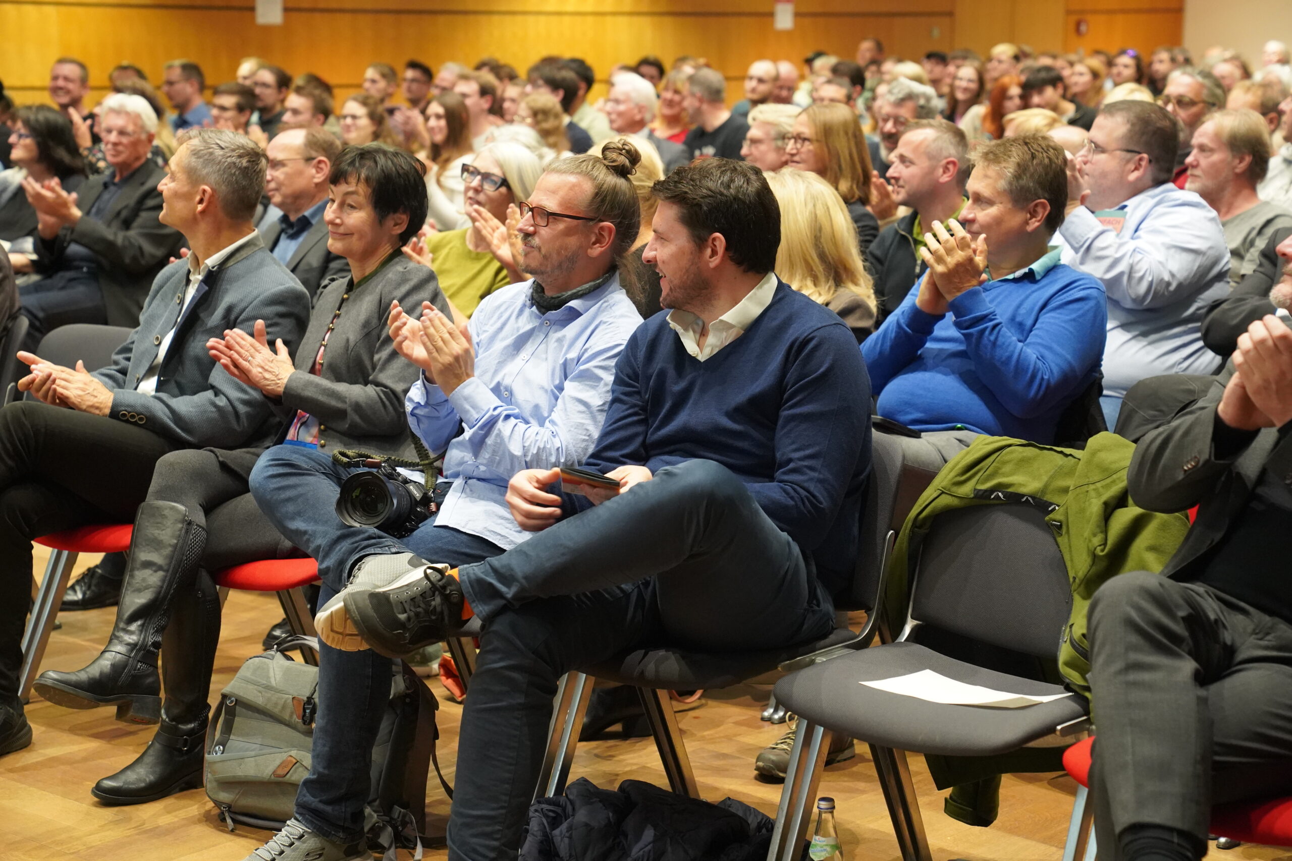 Das Publikum in einem Konferenzsaal applaudiert nach einem Vortrag über Automatisierung und Entwurf. at Hochschule Coburg