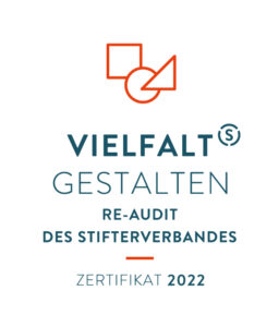 Logo für die Rezertifizierung „Vielfalt gestalten“ des Stifterverbands 2022. at Hochschule Coburg