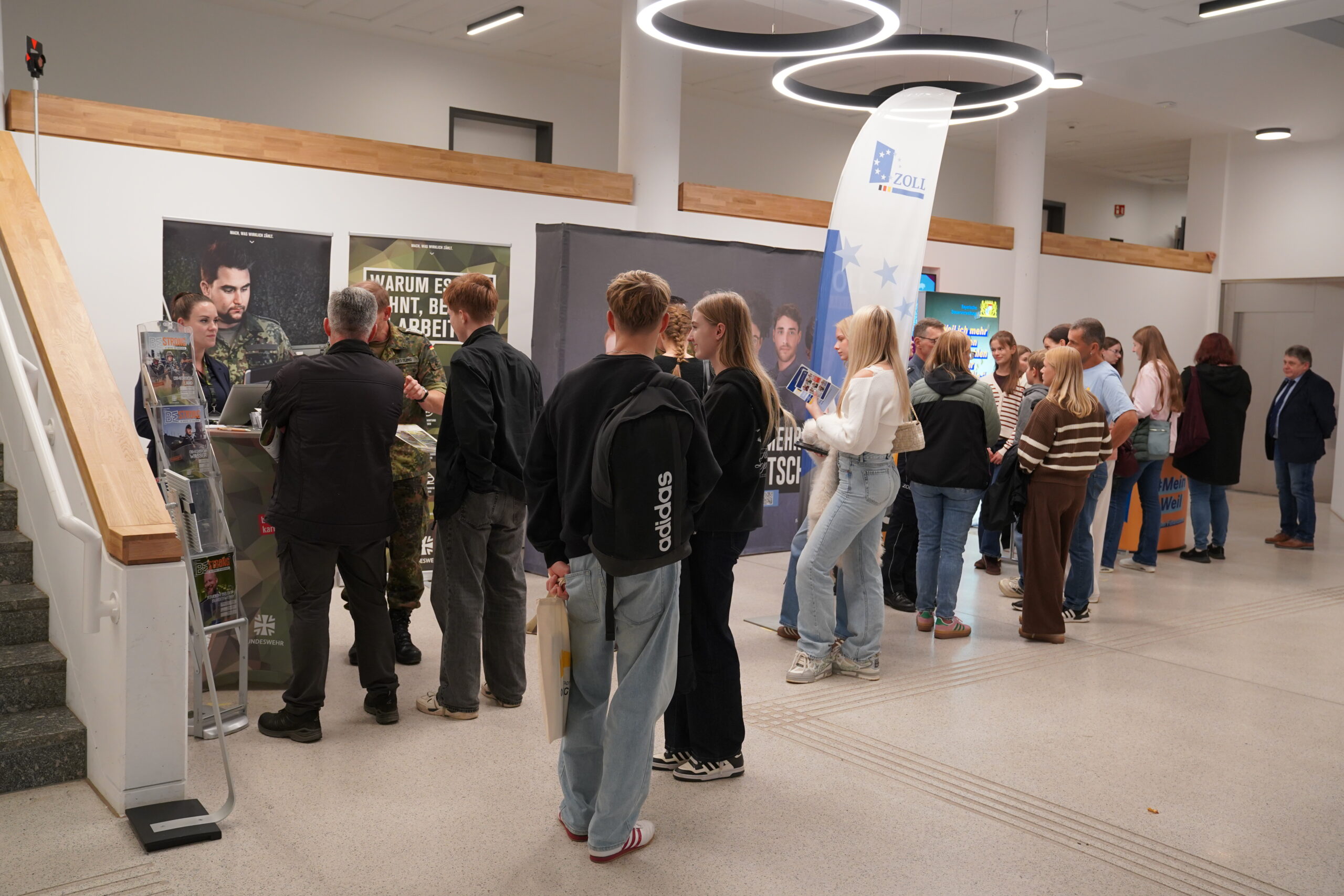 Junge Erwachsene stehen auf der Coburger Studienmesse an den Informationsständen der Bundeswehr und des Zolls Schlange, um sich bei der Studienwahl beraten zu lassen. at Hochschule Coburg