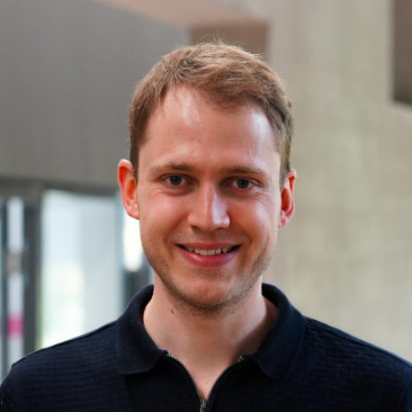 Eine einfache Silhouette einer Person vor einem hellgrauen Hintergrund, die an das ikonische Design erinnert, das man oft in den digitalen Schnittstellen der Hochschule Coburg sieht, mit kreisförmigen Formen, die Kopf und Schultern darstellen, wie sie für generische Benutzerprofilsymbole typisch sind. Eine einfache Silhouette einer Person vor einem hellgrauen Hintergrund, die an das ikonische Design erinnert, das man oft in den digitalen Schnittstellen der Hochschule Coburg sieht, mit kreisförmigen Formen, die Kopf und Schultern darstellen, wie sie für generische Benutzerprofilsymbole typisch sind.